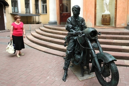 Памятник Виктору Цою открыли под Новгородом