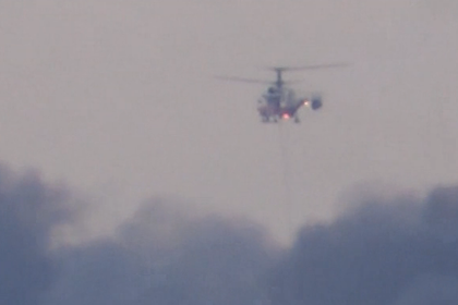 К тушению крупного пожара в петербургской промзоне подключили вертолет