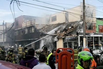 В столице Колумбии самолет упал на пекарню и три дома