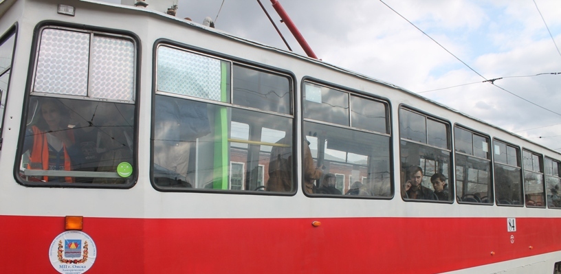 В Омске под трамвай попала женщина