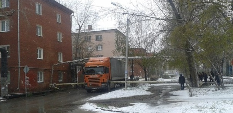 В Омске грузовик протаранил теплопровод