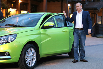 Путин приехал на «Валдай» на зеленой Lada Vesta Путин приехал на «Валдай» на зеленой Lada Vesta