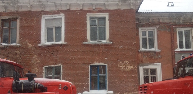 В Омске в аварийном доме рухнула крыша (фото, видео) В Омске в аварийном доме рухнула крыша (фото, видео)