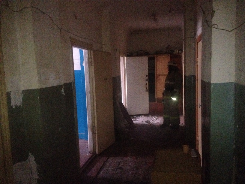 В Омске в аварийном доме рухнула крыша (фото, видео) В Омске в аварийном доме рухнула крыша (фото, видео)