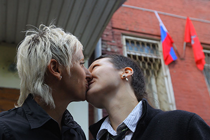 Коммунисты предложили освободить лесбиянок от наказания за каминг-аут