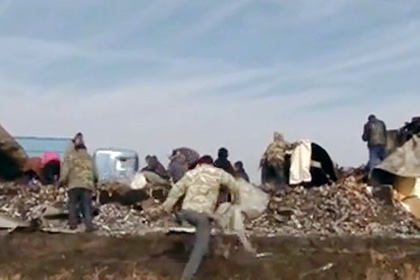 Жители саратовского села растащили водку из перевернувшегося грузовика