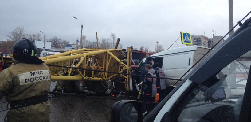 Эксперт назвал возможные причины падения строительного крана в Омске