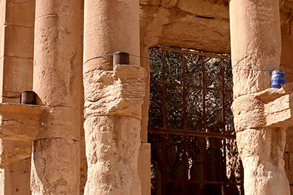 Боевики ИГ взорвали в Пальмире три древние колонны с привязанными к ним людьми