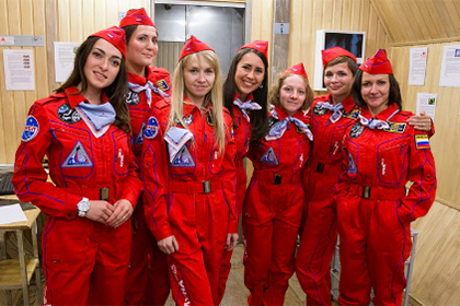 Российские женщины начали земной полет на Луну Российские женщины начали земной полет на Луну