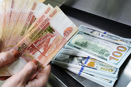 Официальный курс доллара повышен почти на два рубля