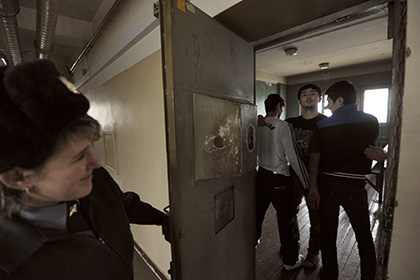 В мусоросборниках жилого дома в Москве мигранты обустроили квартиру