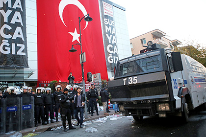 В Турции полиция заняла офисы двух оппозиционных телеканалов