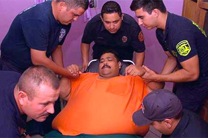 Семеро человек подняли 435-килограммового мексиканца и отвезли в больницу