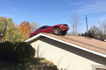 На дом пенсионерки из Мичигана упал красный Ford Mustang