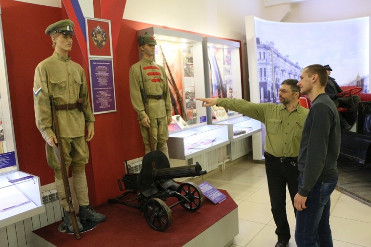 Омичам показали стрелецкое знамя времен Петра I и фелонь, вышитую дочерью Меньшикова Омичам показали стрелецкое знамя времен Петра I и фелонь, вышитую дочерью Меньшикова