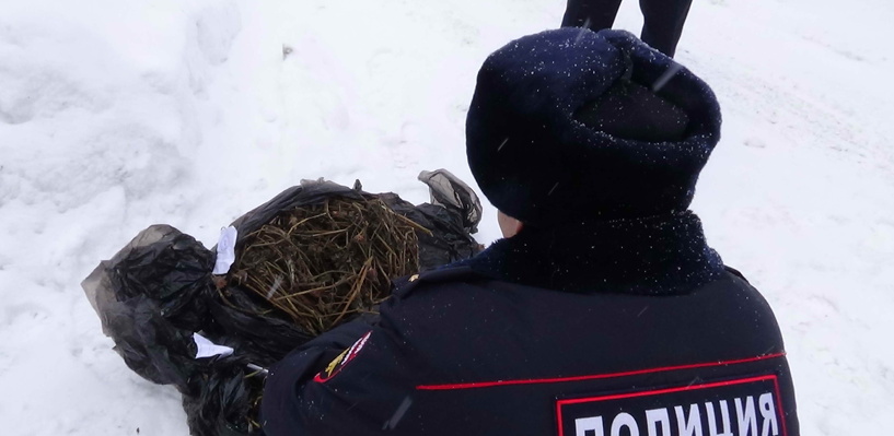 В Омске в машине у полицейского нашли наркотики В Омске в машине у полицейского нашли наркотики