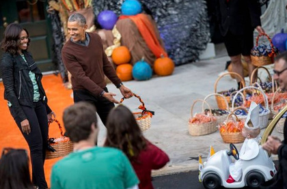 Ребенок в костюме понтифика за рулем «папамобиля» приехал к Обаме на Хеллоуин