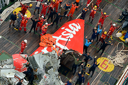 Названа причина падения самолета AirAsia в Яванское море в 2014 году Названа причина падения самолета AirAsia в Яванское море в 2014 году