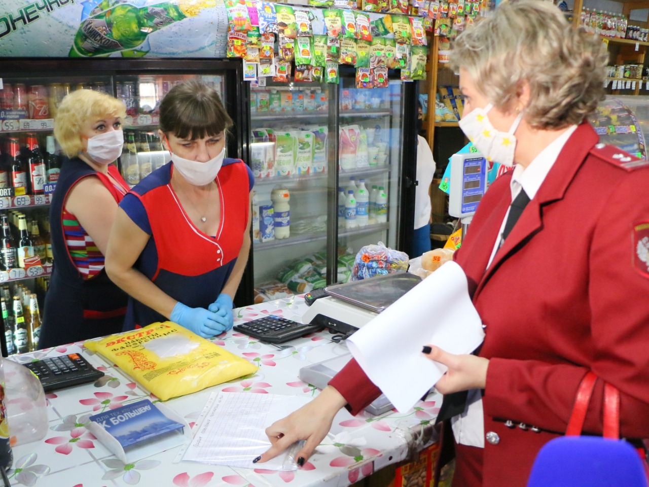 Омскому магазину грозит штраф за неприкрытые носы продавцов #Омск #Общество #Сегодня