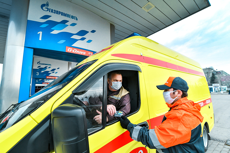 «Газпром нефть» продолжит бесплатно заправлять автомобили скорой помощи