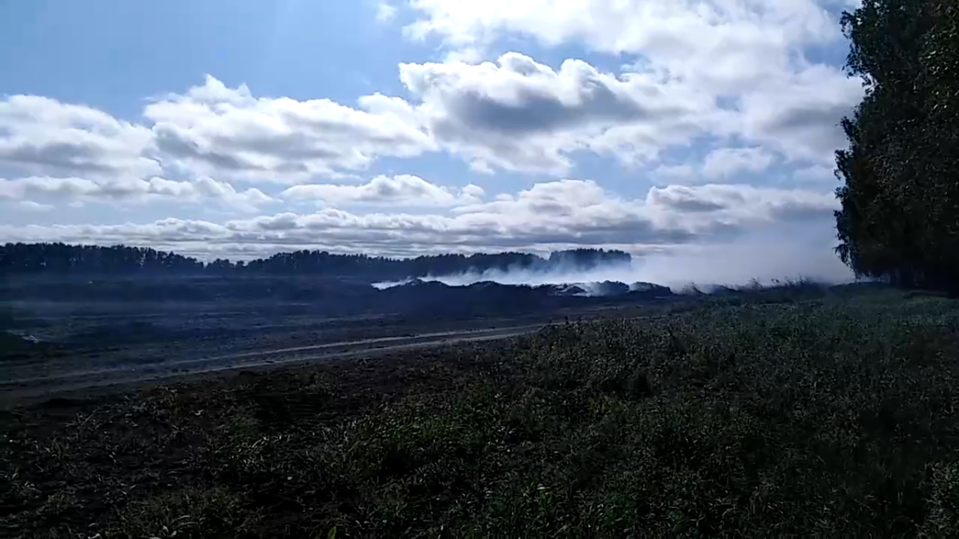 Под Омском горит незаконная свалка куриного помета #Омск #Общество #Сегодня