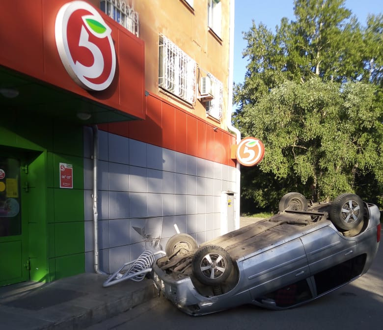 Омич перевернулся на машине у входа в супермаркет и сбежал #Новости #Общество #Омск