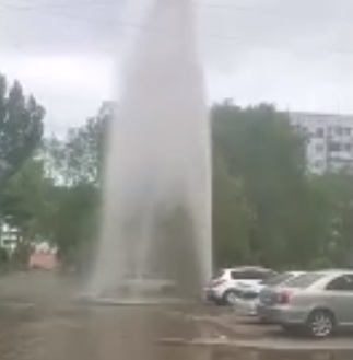 В мэрии заявили, что вода, бьющая фонтаном из-за порыва трубы, безопасна для омичей #Новости #Общество #Омск