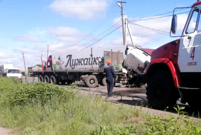 В Омске попала в ДТП фура с молоком «Лужайкино» #Омск #Общество #Сегодня