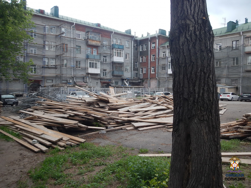 В Омске у ремонтируемой многоэтажки украли строительные леса #Новости #Общество #Омск