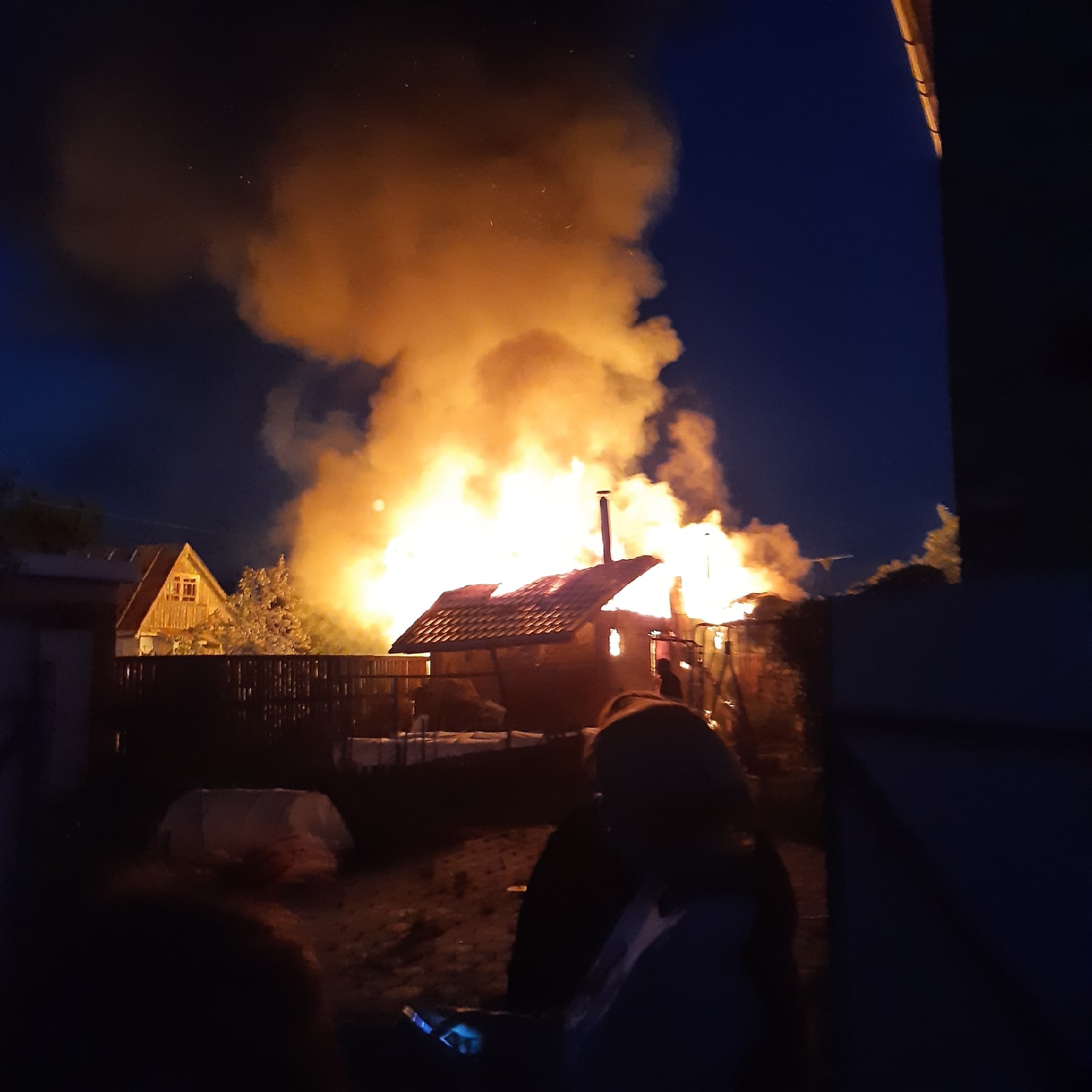 В Омске ночью два часа тушили бани #Омск #Общество #Сегодня В Омске ночью два часа тушили бани #Омск #Общество #Сегодня
