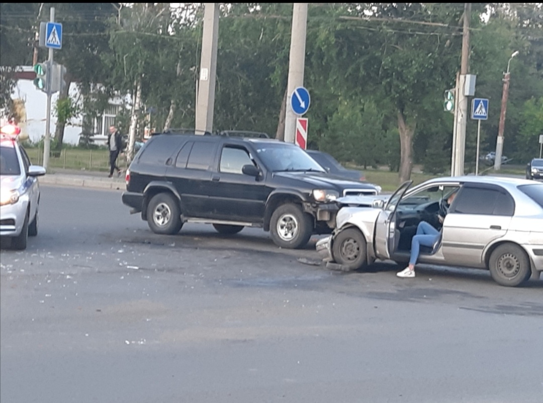 В Омске при столкновении трех иномарок пострадала семья с ребенком #Новости #Общество #Омск