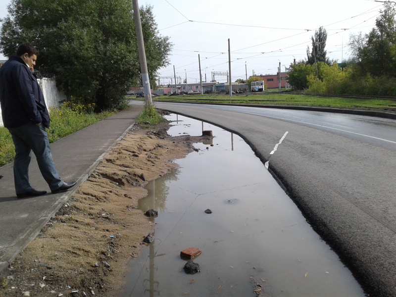 В Омске стали срезать обочины для борьбы с пылью #Омск #Общество #Сегодня