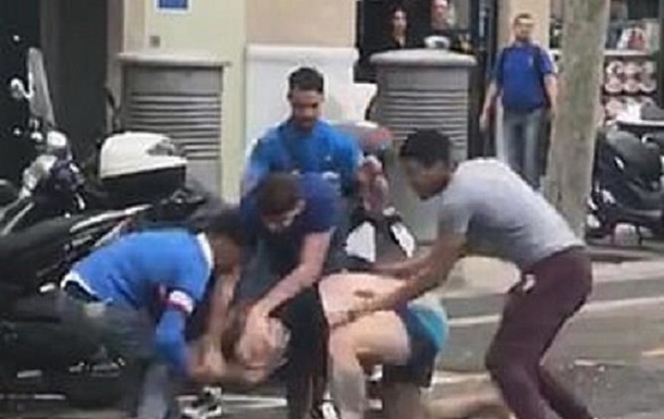 Избиение туриста в Барселоне попало на видео Избиение туриста в Барселоне попало на видео