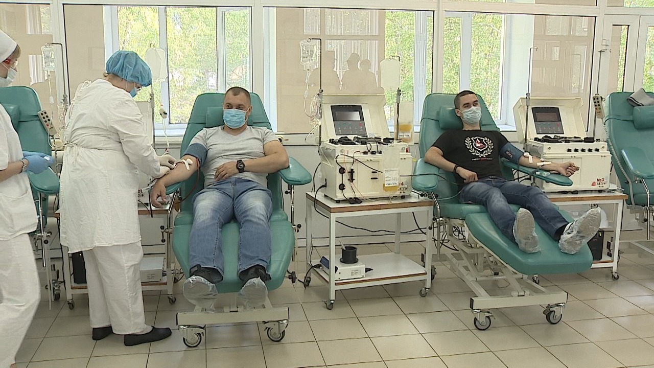 Бурков сдал кровь и призвал всех омичей сделать то же самое #Омск #Общество #Сегодня
