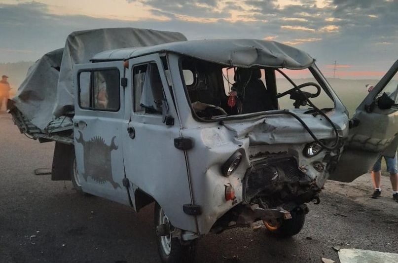 В Омской области водитель уазика выжил после жесткого столкновения с двумя фурами #Новости #Общество #Омск
