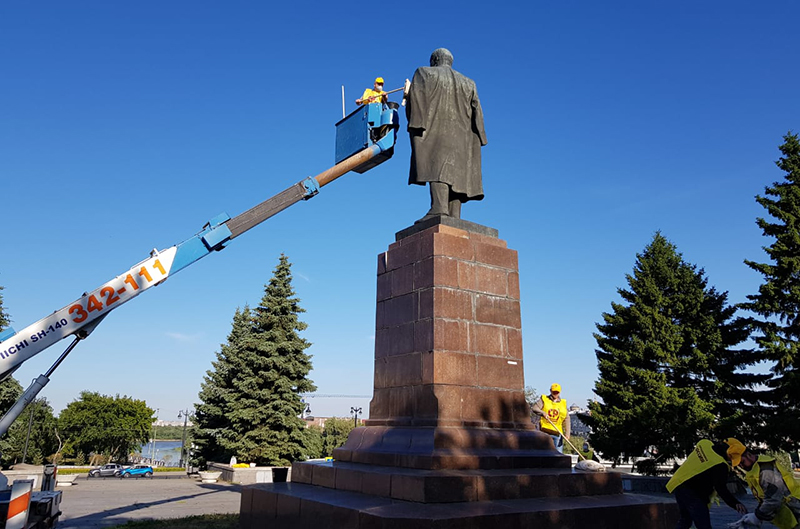 Справедливороссы отмыли памятник Ленину в центре Омска #Новости #Общество #Омск Справедливороссы отмыли памятник Ленину в центре Омска #Новости #Общество #Омск
