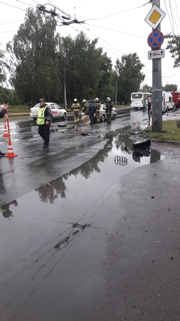 В Омске молодой водитель протаранил столб: пострадали 2 человека #Омск #Общество #Сегодня В Омске молодой водитель протаранил столб: пострадали 2 человека #Омск #Общество #Сегодня