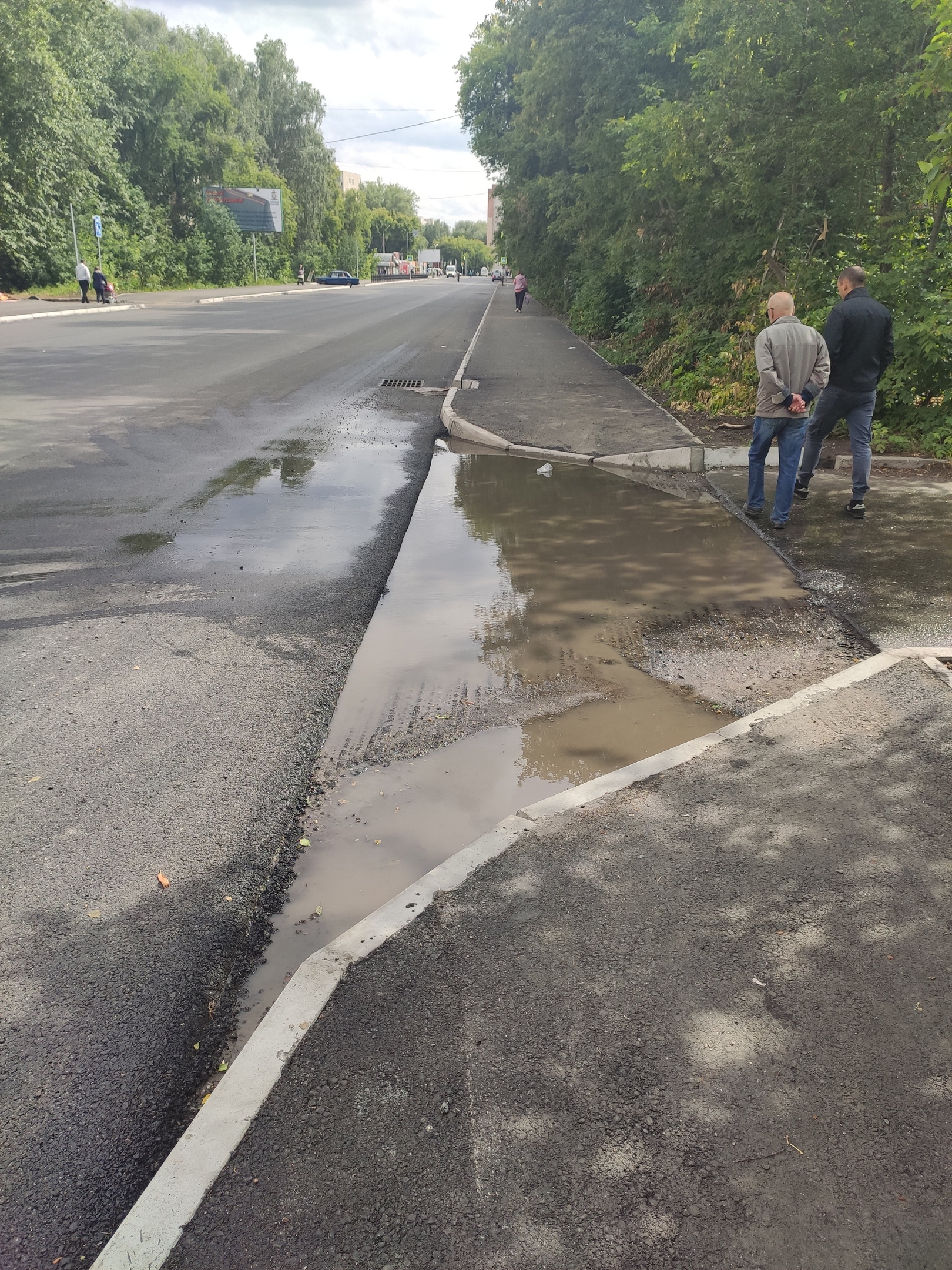 Омичи раскритиковали ремонт улицы Бархатовой, после которого стало затапливать дорогу #Новости #Общество #Омск