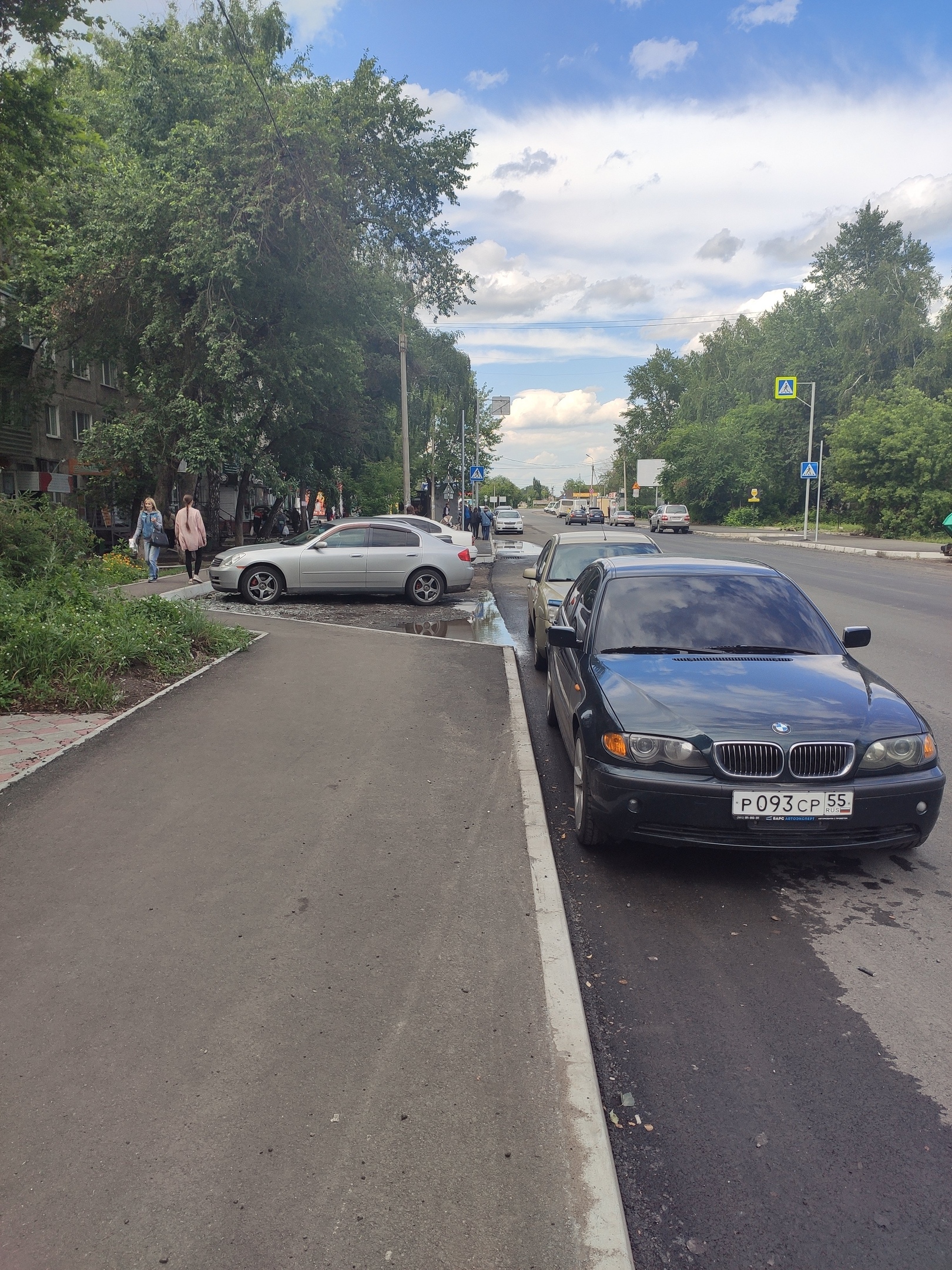 Омичи раскритиковали ремонт улицы Бархатовой, после которого стало затапливать дорогу #Новости #Общество #Омск