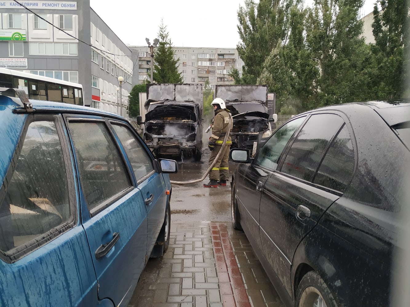 В Омске произошел пожар на парковке, полной автомобилей #Омск #Общество #Сегодня