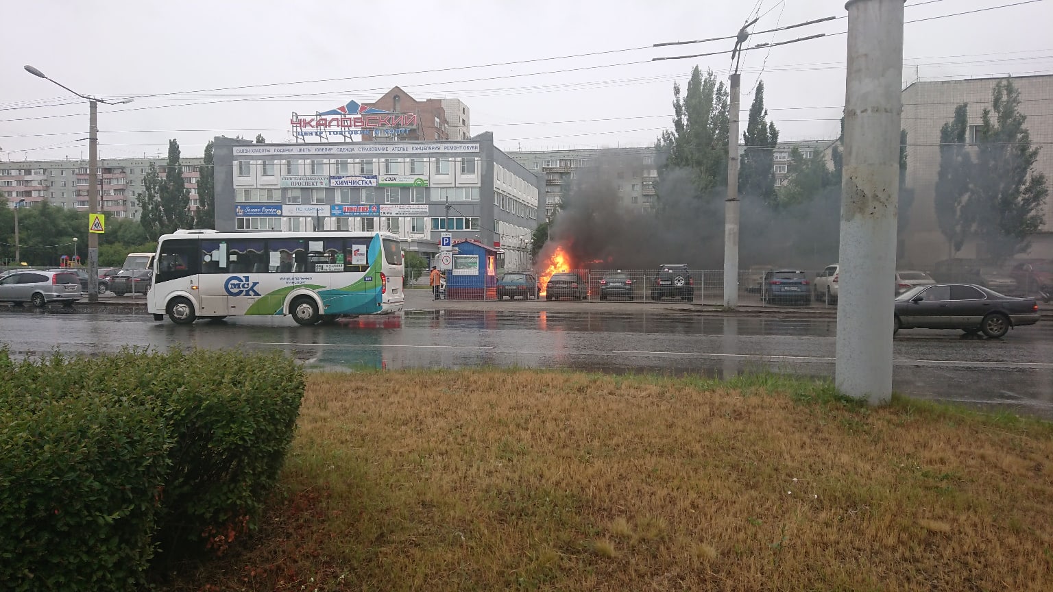 В Омске произошел пожар на парковке, полной автомобилей #Омск #Общество #Сегодня В Омске произошел пожар на парковке, полной автомобилей #Омск #Общество #Сегодня