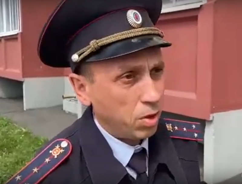 Служебное удостоверение спасло омского полицейского от удара ножом в грудь #Новости #Общество #Омск