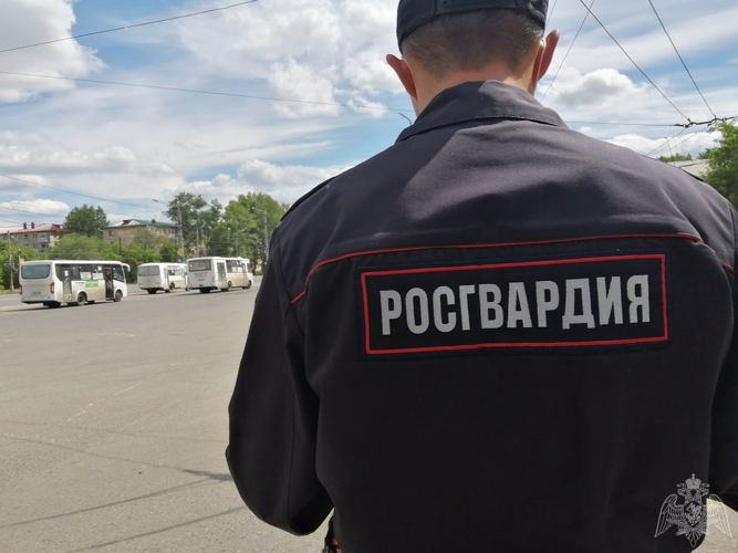Постоялец омской гостиницы не смог выйти из такси – вызывали скорую и Росгвардию #Омск #Общество #Сегодня Постоялец омской гостиницы не смог выйти из такси – вызывали скорую и Росгвардию #Омск #Общество #Сегодня