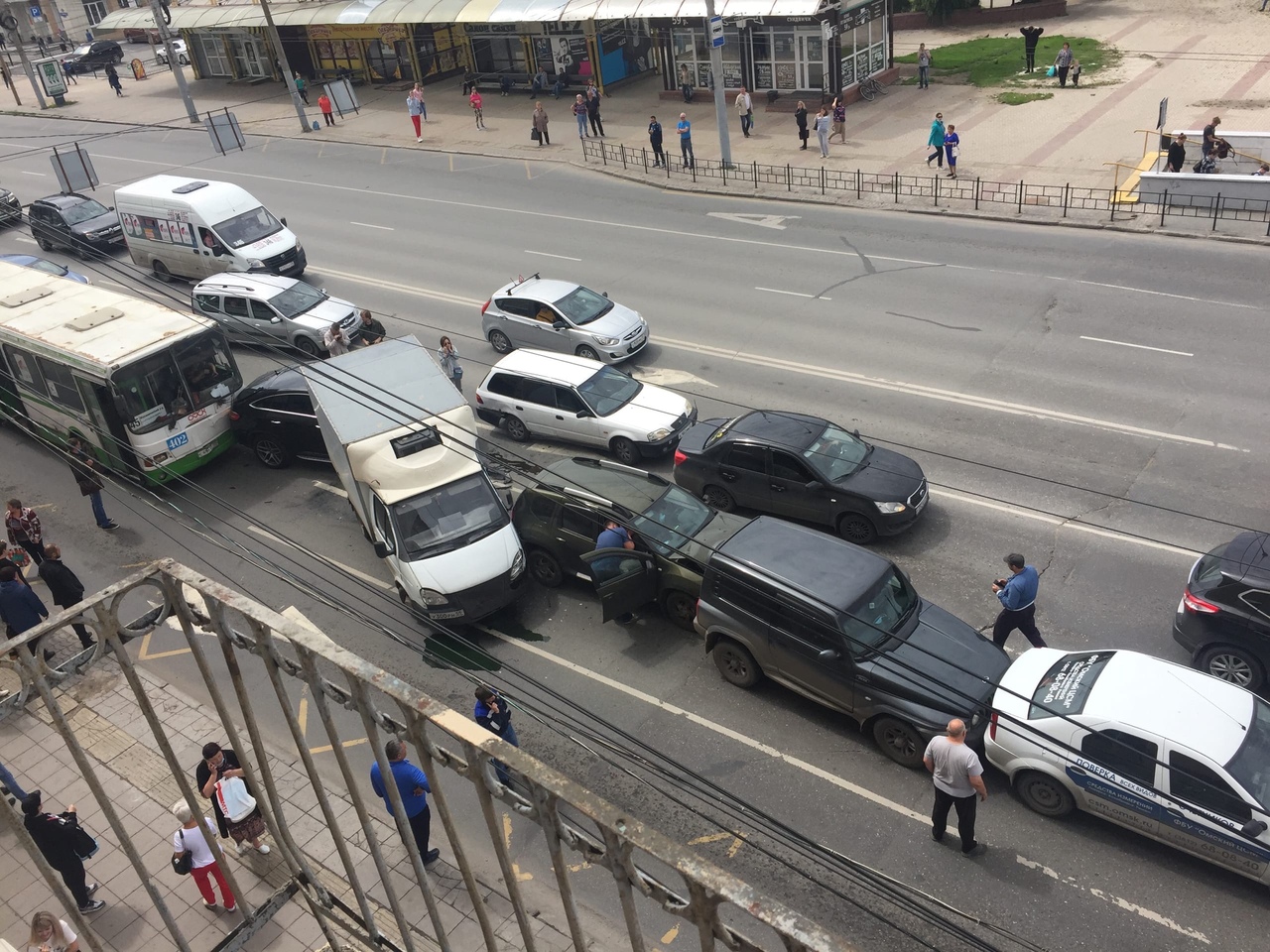 В центре Омска муниципальный автобус смял 6 машин в массовом ДТП #Омск #Общество #Сегодня