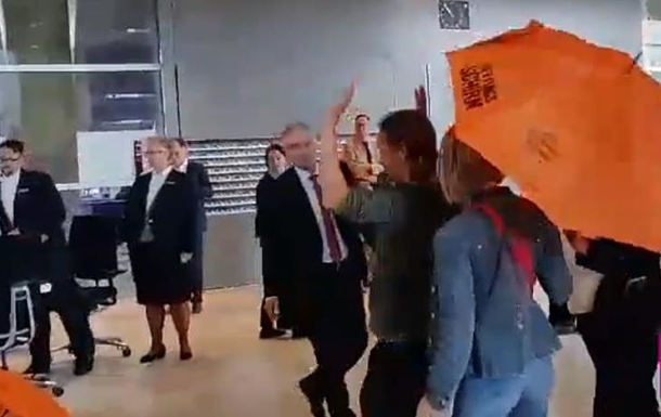 Экоактивисты разбросали листовки возле Меркель