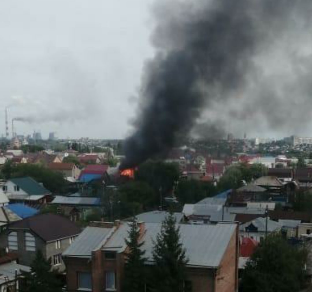 В Омске полыхал частный дом вместе с надворными постройками #Омск #Общество #Сегодня