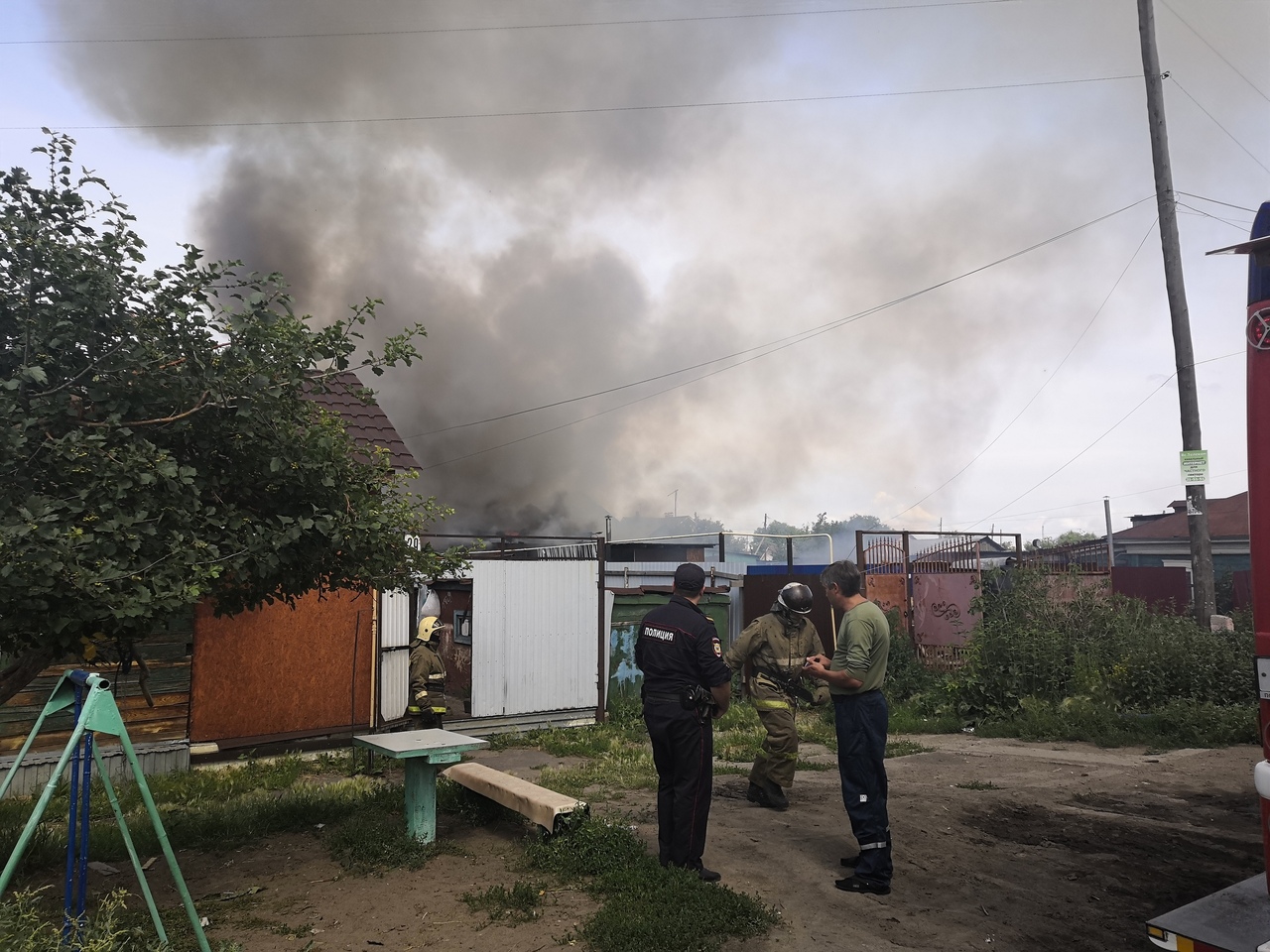 В Омске полыхал частный дом вместе с надворными постройками #Омск #Общество #Сегодня