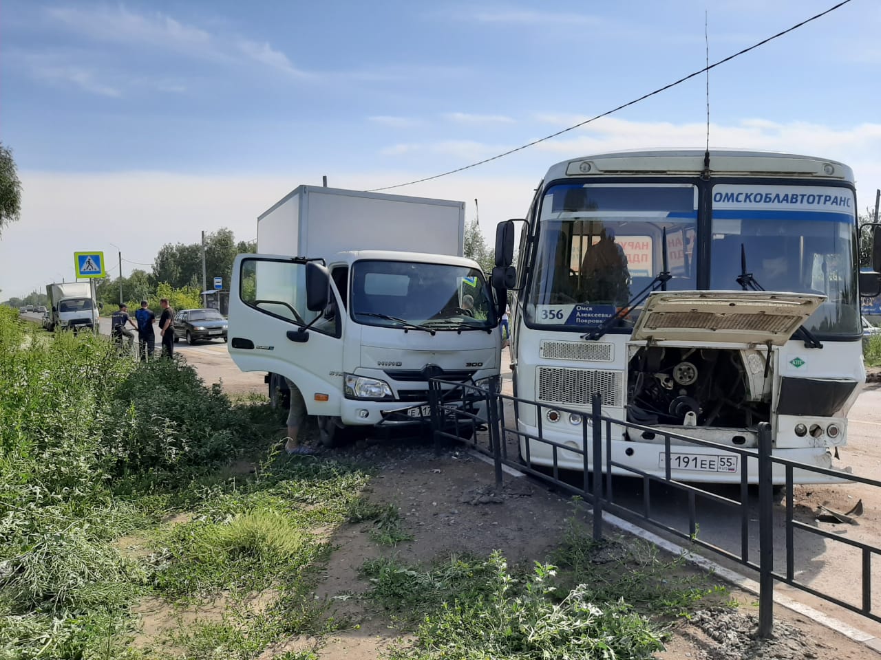 В Омске пассажирский ПАЗ устроил ДТП с легковушкой и грузовиком #Новости #Общество #Омск