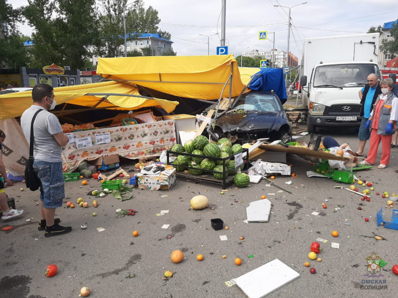 «Мерседес» влетел в толпу омичей на остановке: пострадали 6 человек #Новости #Общество #Омск
