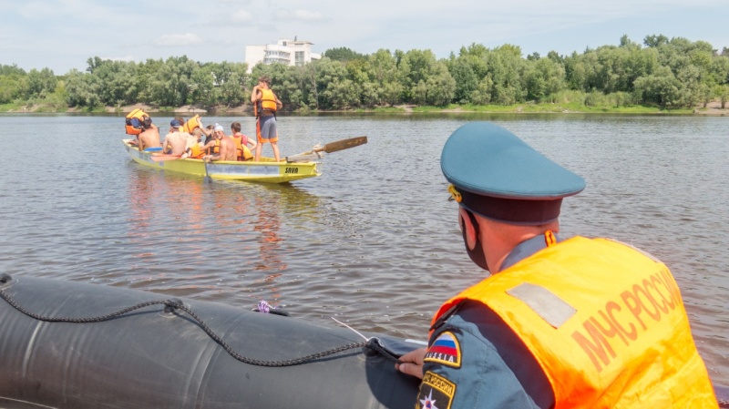 Омичи, плавая по Иртышу на лодках, забывают надевать на детей жилеты #Омск #Общество #Сегодня
